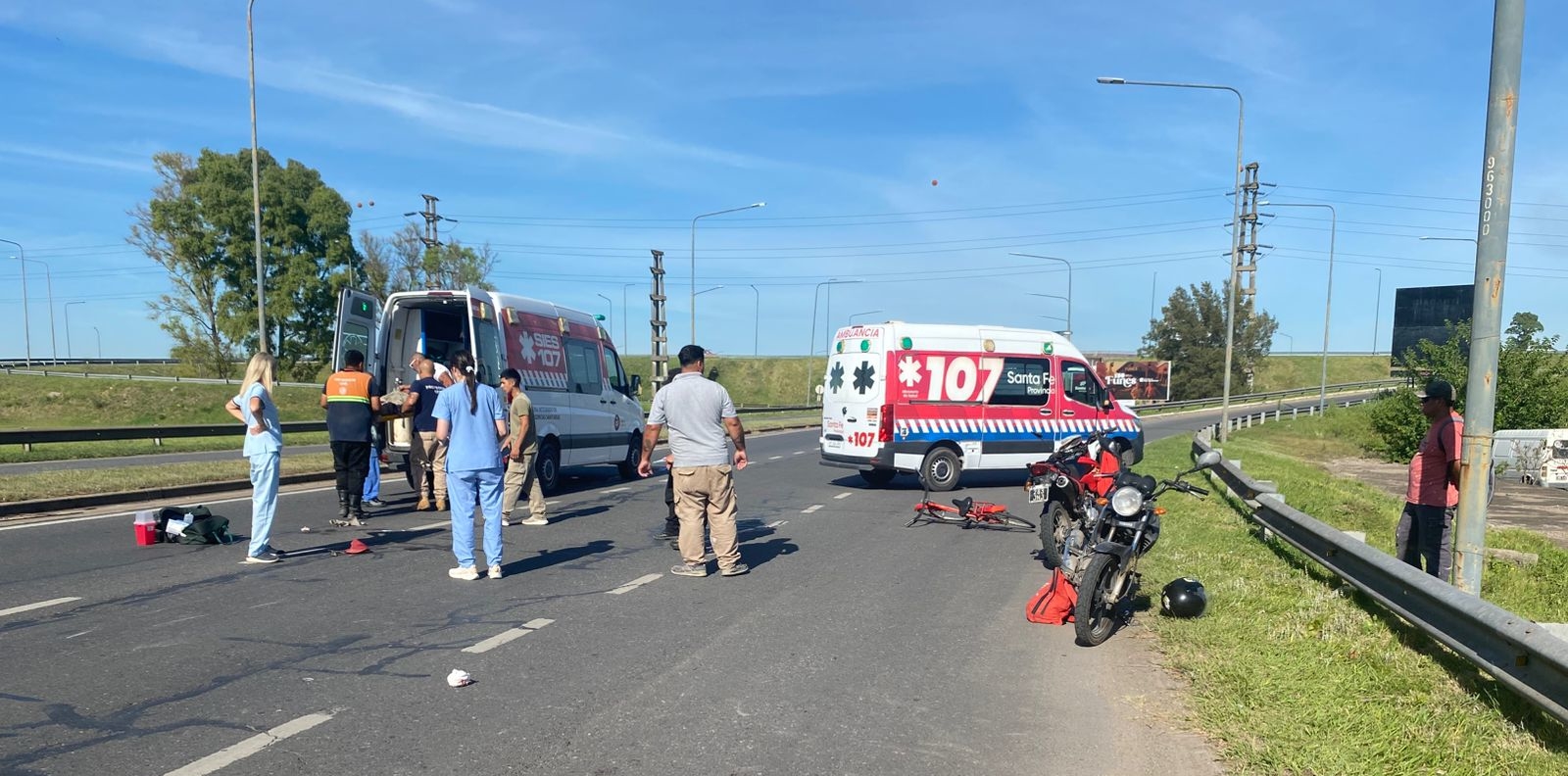 Mañana caótica en Funes: chocaron una moto y una bicicleta, hay dos heridos y tuvieron que cortar la Ruta 9